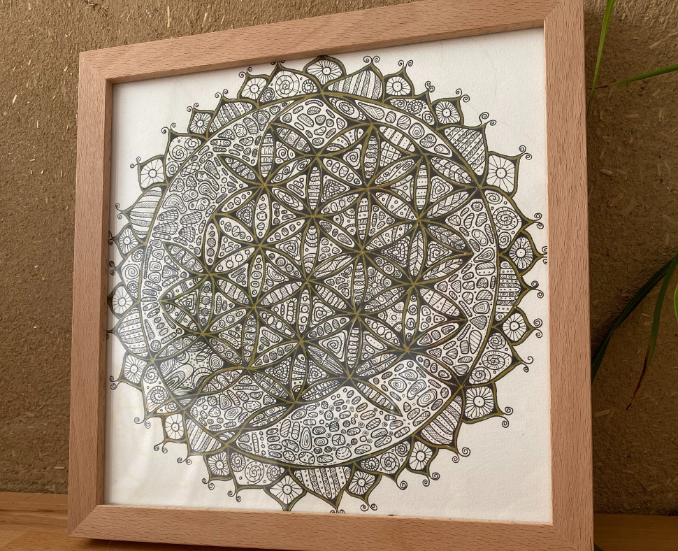"Lebendigkeit des Lebens" - schwarz-weiß-gold Mandala im hochwertigen Holzrahmen