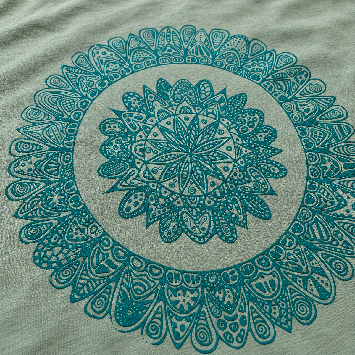 Mandala-Shirt „Lebensfreude“ – Sage Green | Bio-Baumwolle & Glitzertürkis