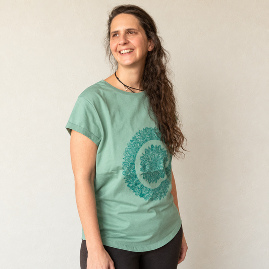 Mandala-Shirt „Lebensfreude“ – Sage Green | Bio-Baumwolle & Glitzertürkis